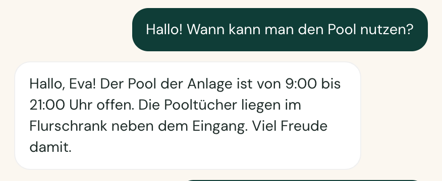 Ein Gast fragt nach dem Pool und der Concierge antwortet mit den Zeiten und wo die Handtücher liegen