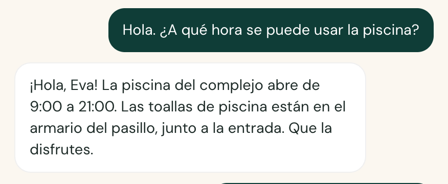 Un huésped pregunta por la piscina y el conserje responde con los horarios y dónde están las toallas